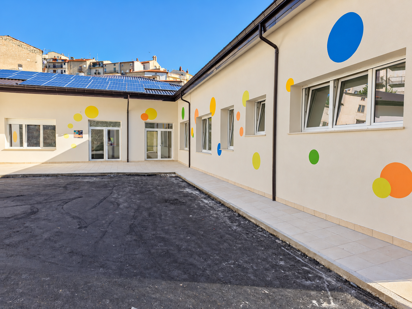 Edificio scolastico e cortile